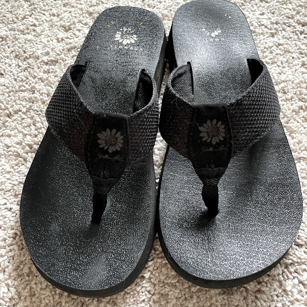 Like new yellow box flip flops